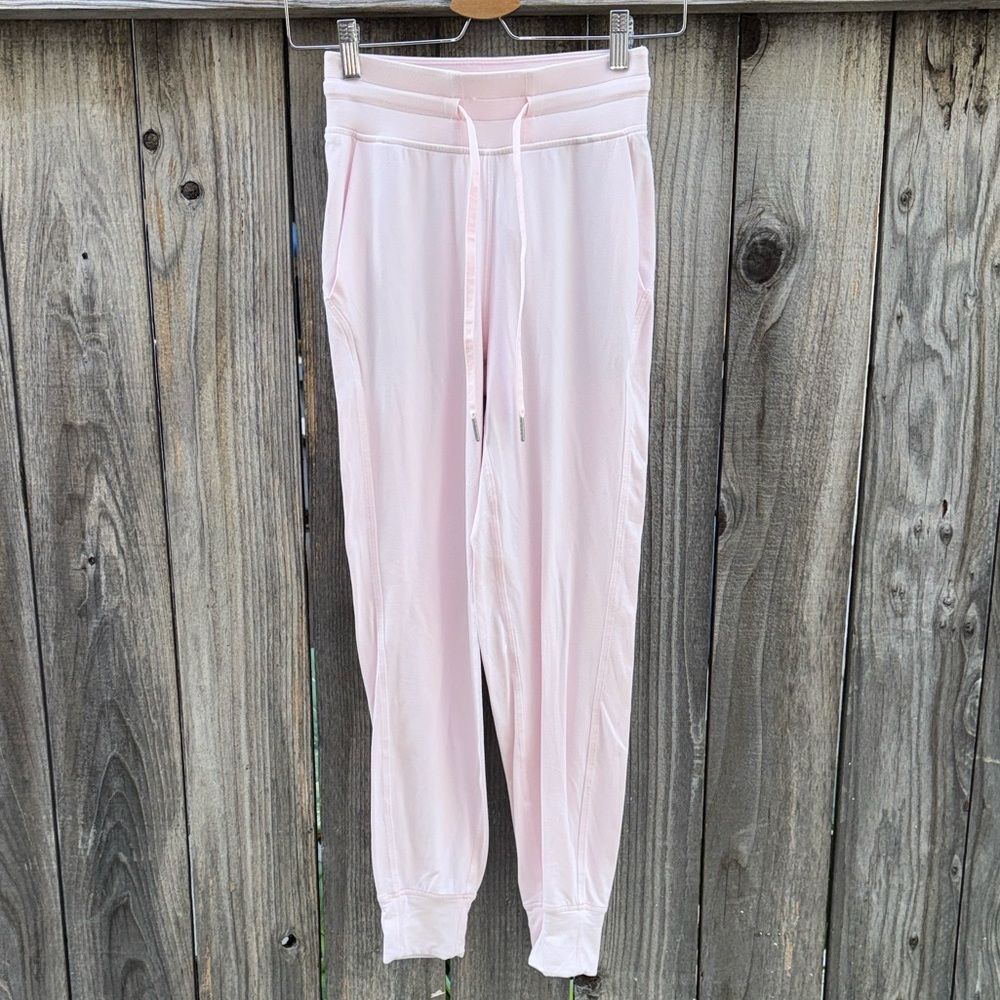 Lululemon Soft Jersey Classic-Fit Mid-Rise Jogger
Heathered Pink Peony Size 0